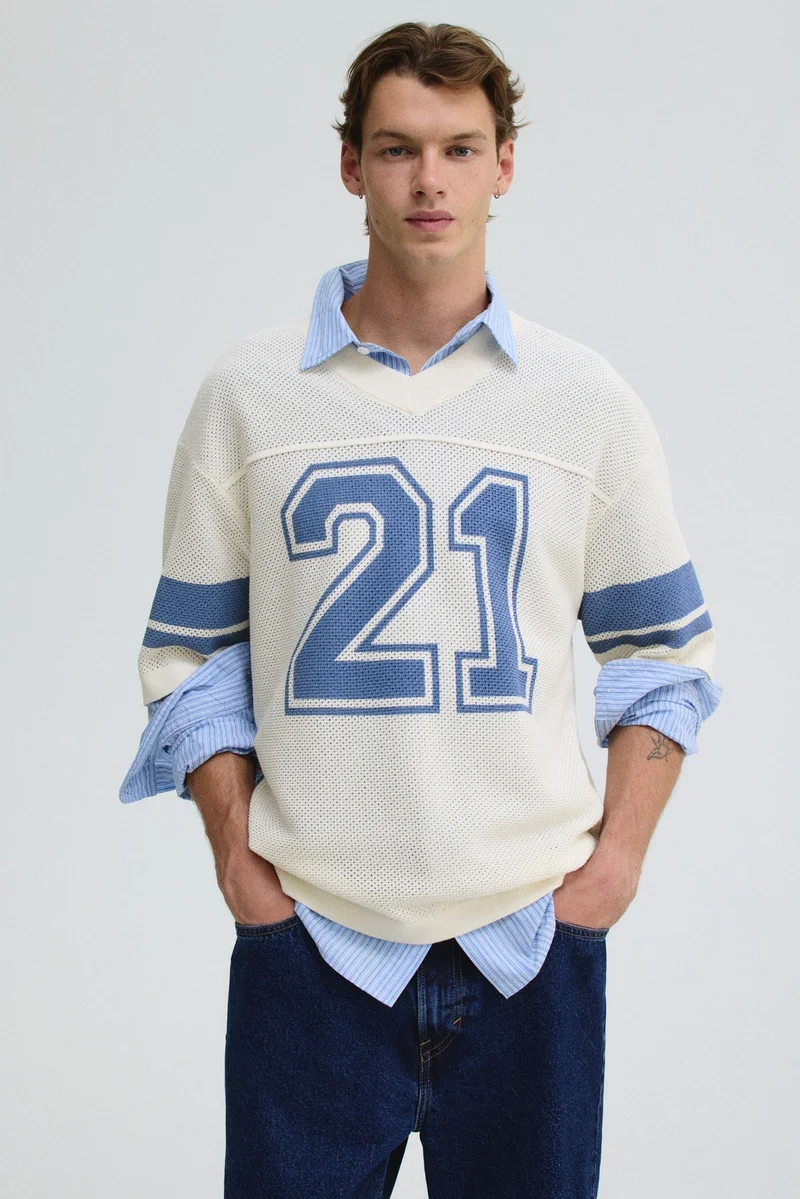 اتش اند ام تي-شيرت فضفاض محبوك بتفاصيل ثقوب